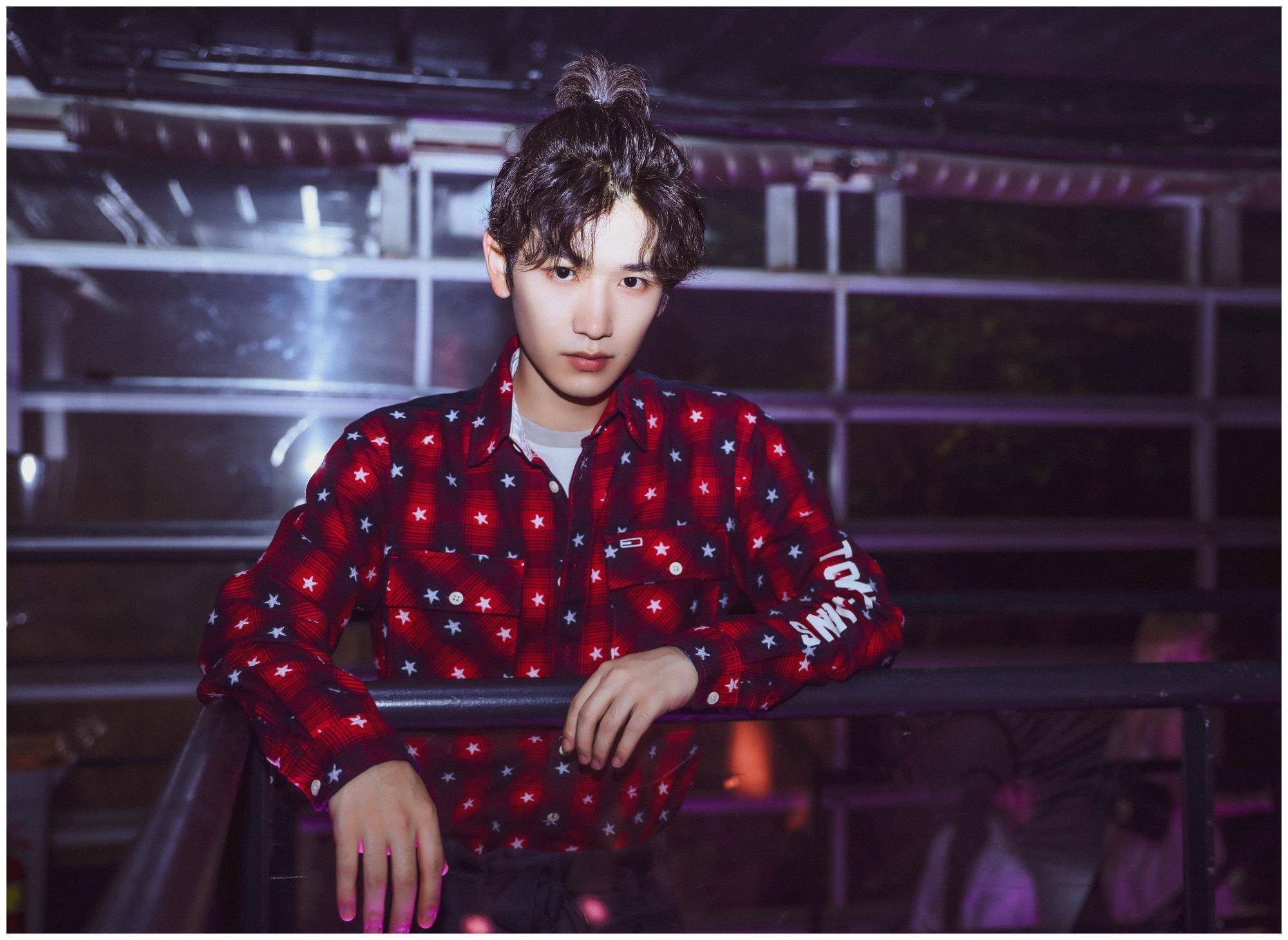 "蓝景仪"郭丞衣品超绝,红蓝搭配穿出高级感,奶狗卷小辫抢镜!