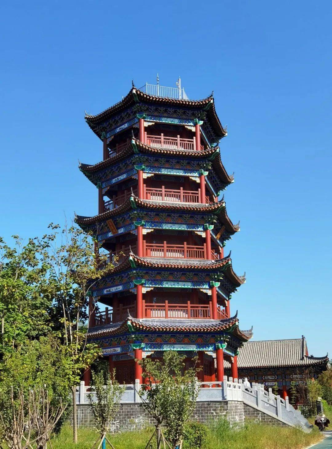 公园的建设优化了"外圆内方"的古城格局,再现了"花城水邑,碧水菏泽"的