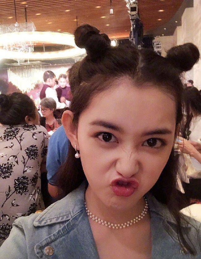 《赘婿》刘西瓜剧外更美,穿牛仔衣还扎两个小啾啾,笑起来太甜了_蒋