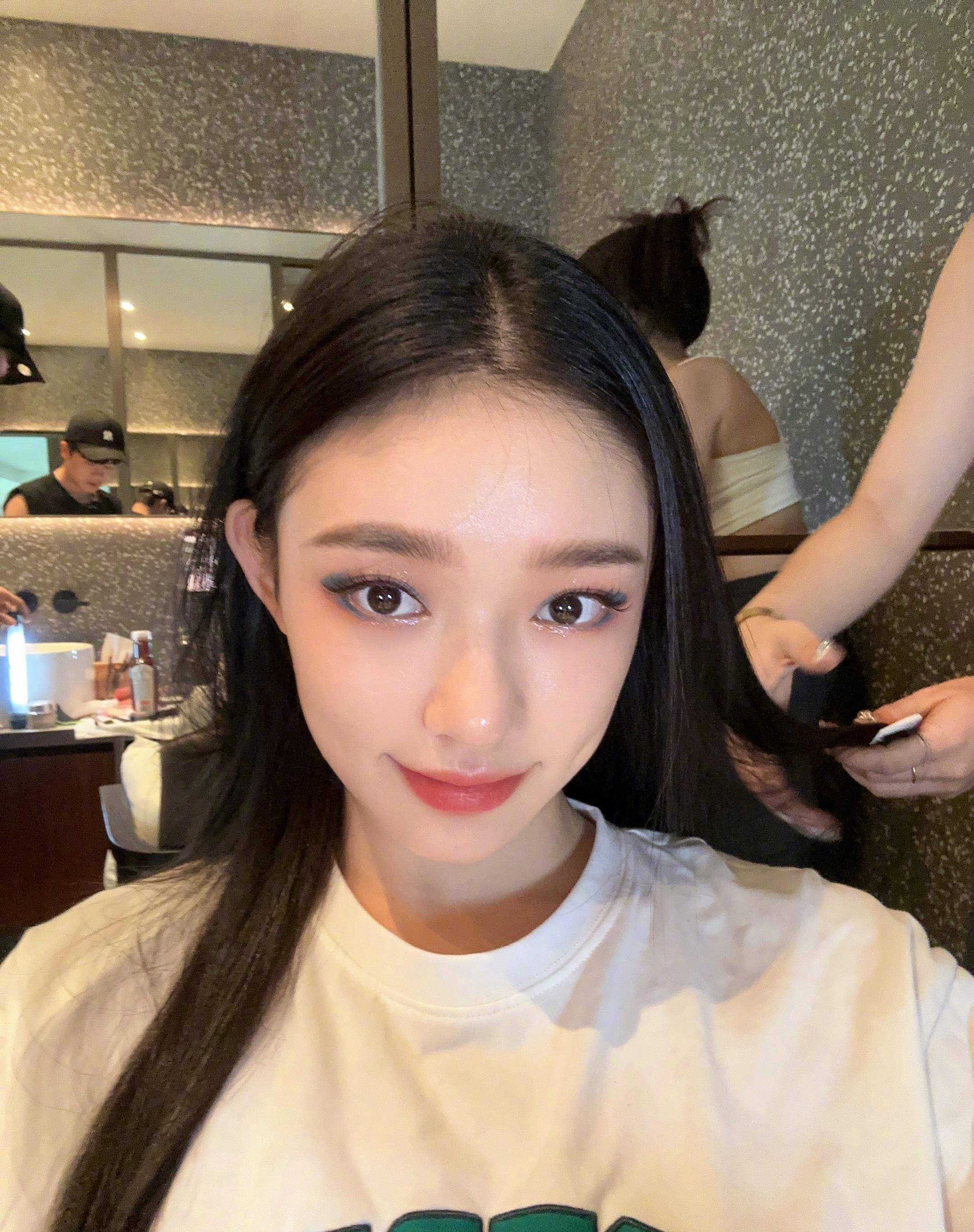 林允晒九宫格自拍,还问大家眼尾蝴蝶妆怎么样?