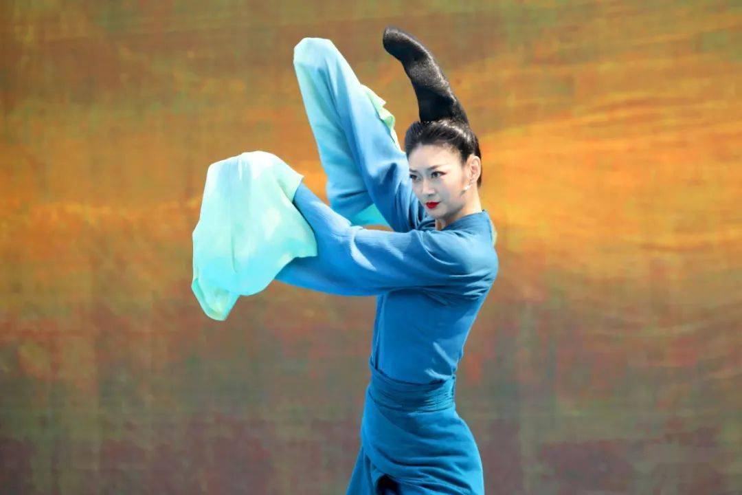 著名舞蹈演员王海田独舞《只此青绿》选段《只此青绿》造型:落云《只