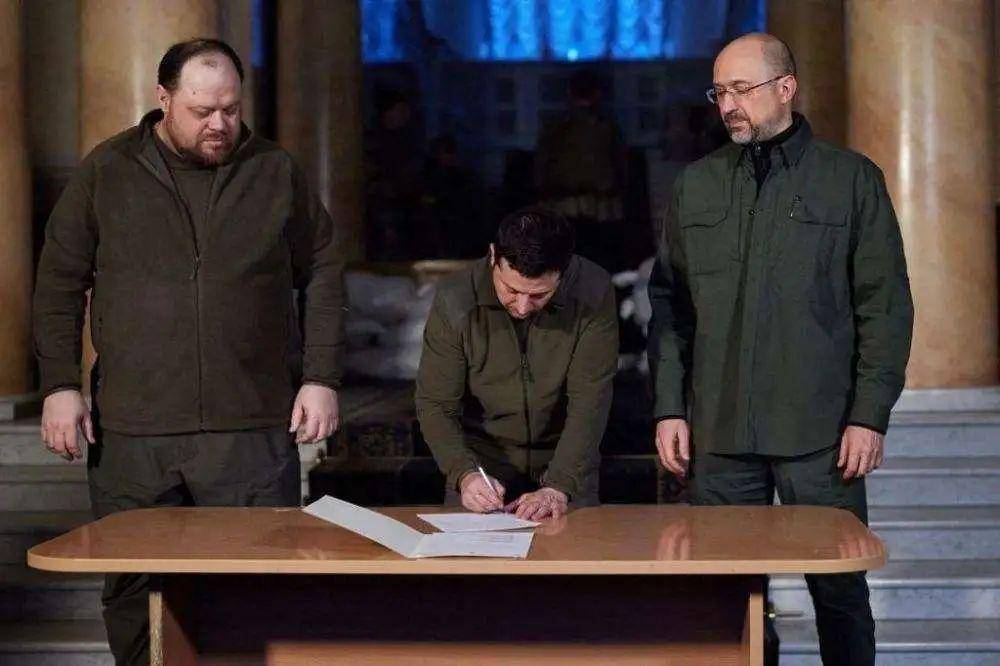 泽连斯基签署加入北约申请！乌克兰宣布制裁普京亲属！俄军撤退