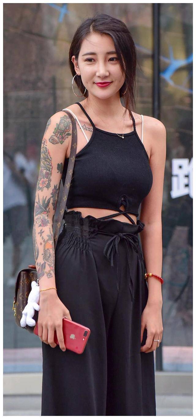 花臂小姐姐,笑起来的小酒窝特别好看_女人_英国_漂亮