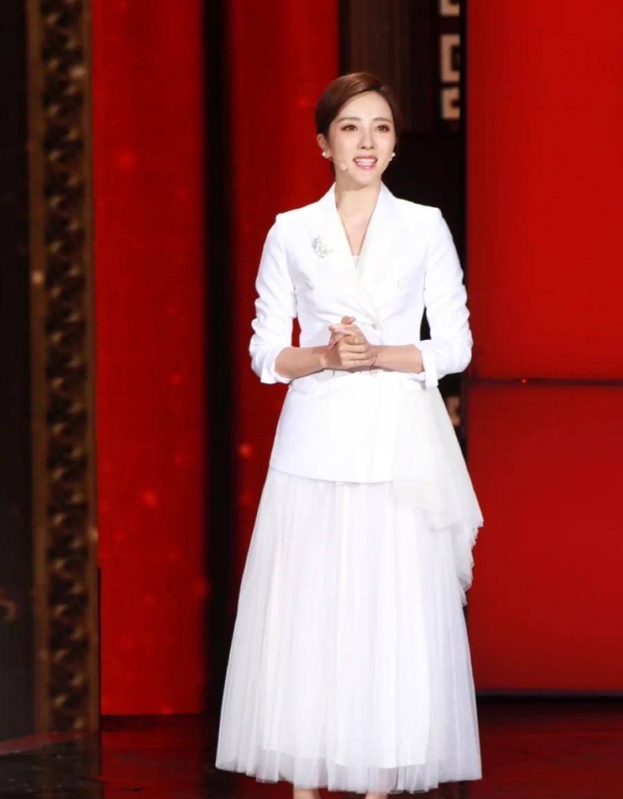 董卿不愧是"电视一姐",穿时尚红裙美得高级大方,优雅到骨子里_造型