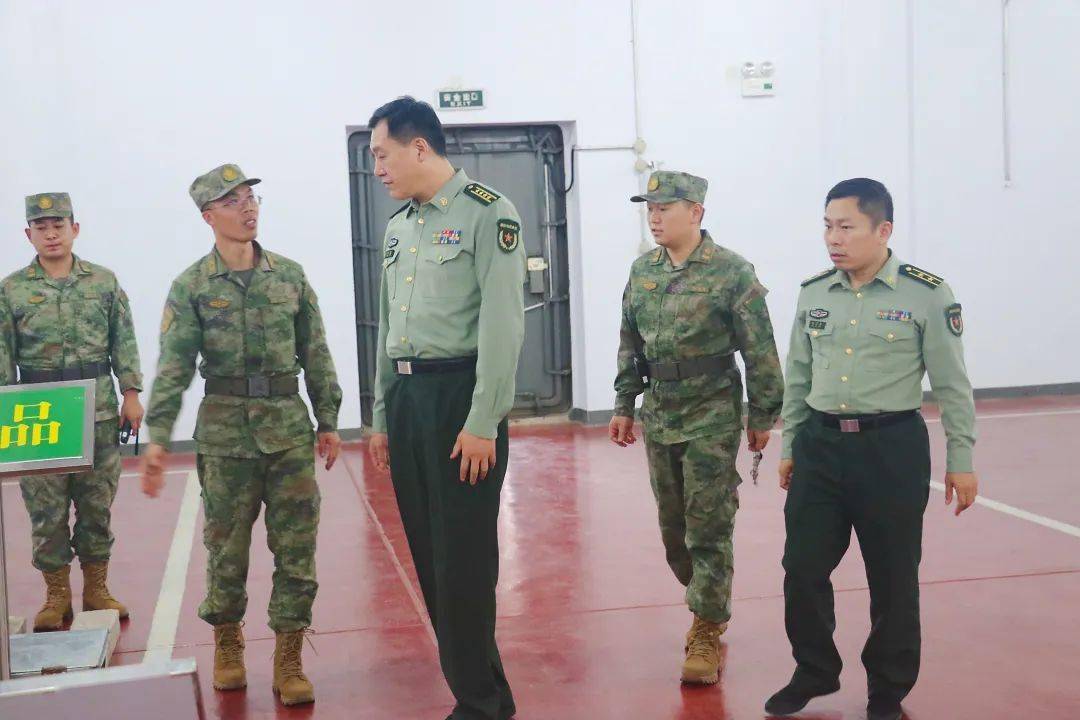 李本涛到民兵装备仓库后,查看仓库监控值班室,武器弹药库房等重点要害