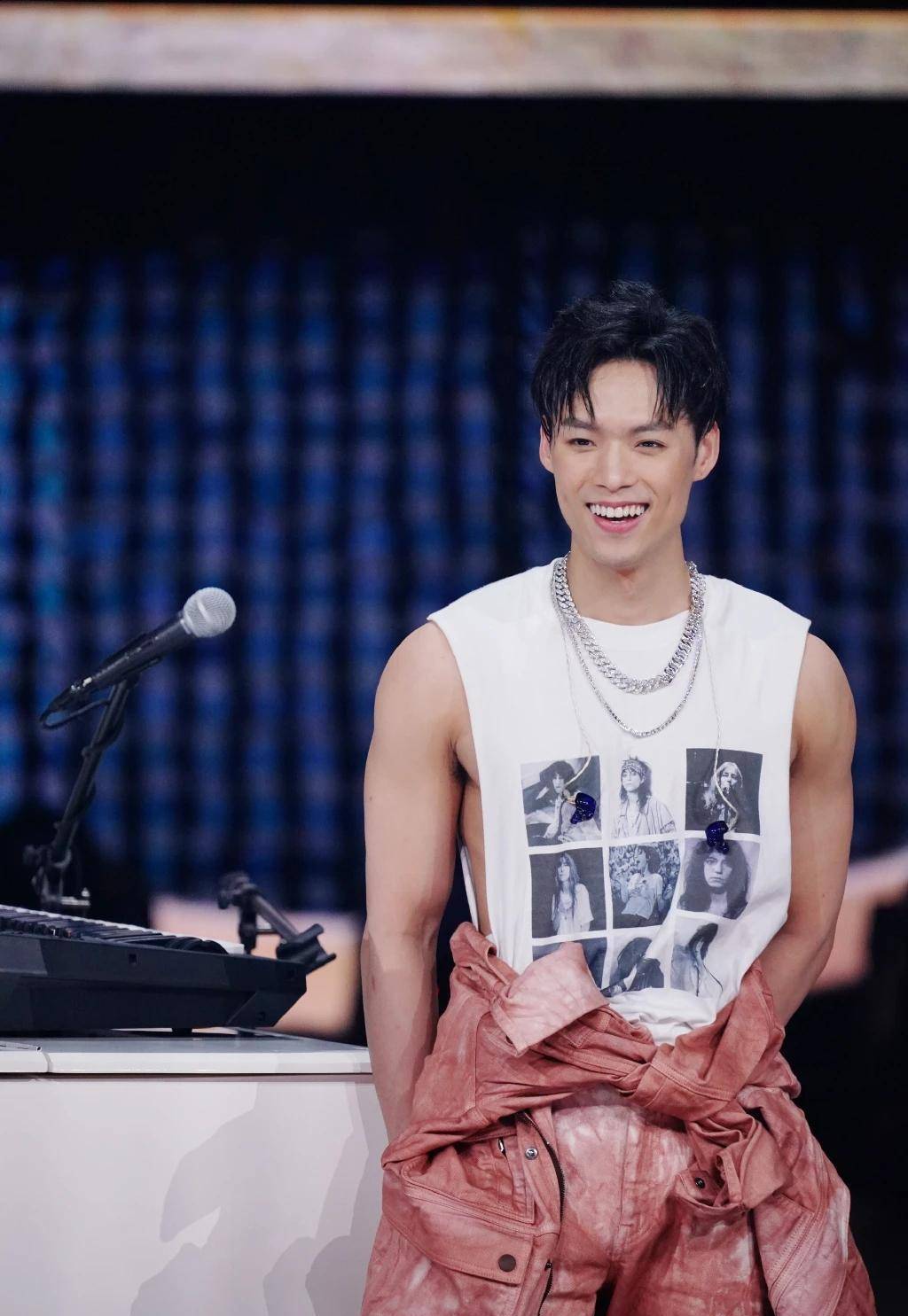 拥有八块腹肌的歌手,还有丰硕的身材肌,喜欢撸铁没道理_董又霖_健身房