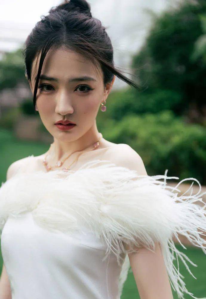 美女徐璐身穿羽毛抹身材白色礼服!