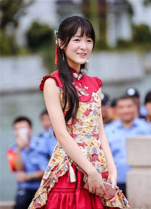 慢慢走红之后的徐娇也开始走自己的风格,之前她就总是以二次元的形象