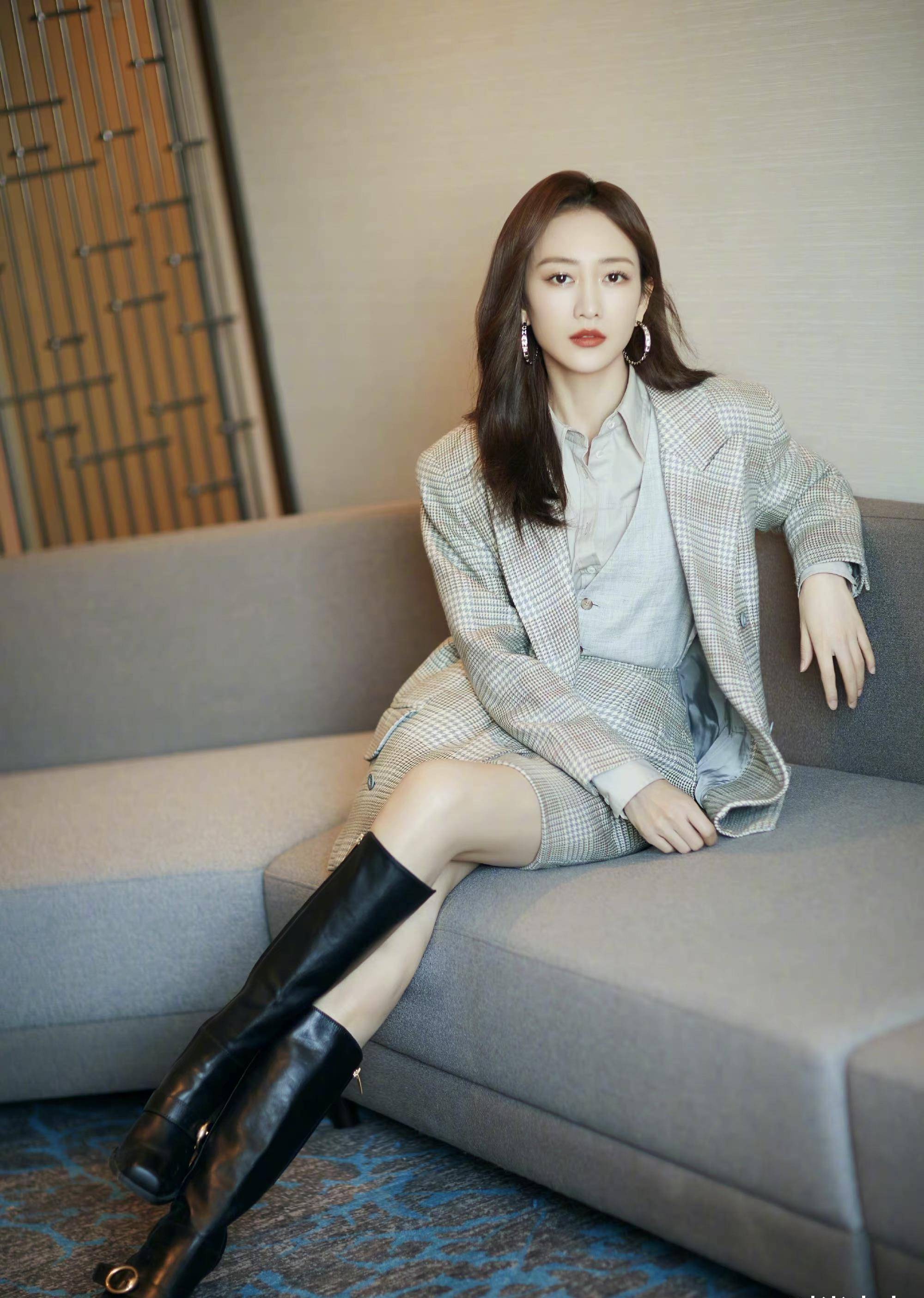 39岁王鸥穿格纹西装套裙知性,高筒靴秀美腿,内搭马甲好精致_气质_白色