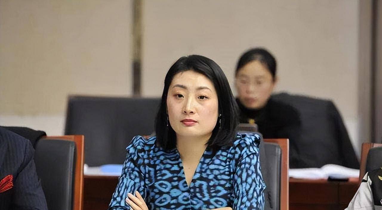 余晚晚:lv太子帮提裙摆,豪宅7小时逛不完,刘嘉玲心甘情愿让c位_名媛