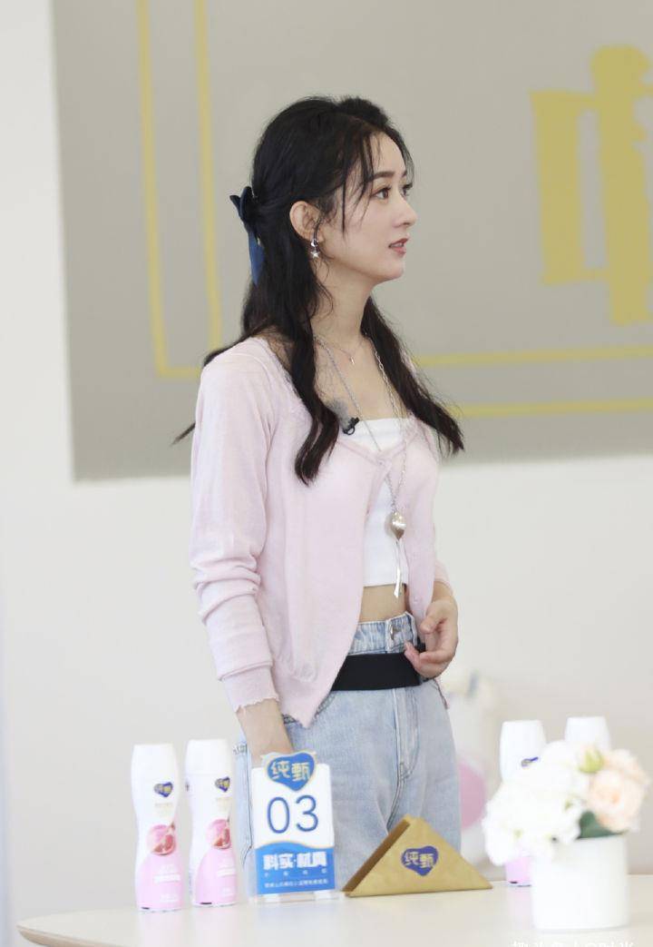 赵丽颖演绎初秋时尚穿搭,减龄又有气质,女神范十足_黑色_白色_身材