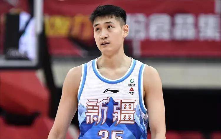 新疆队球员刘力鹏伤情康复,已经与球队会合_训练_赛季_cm