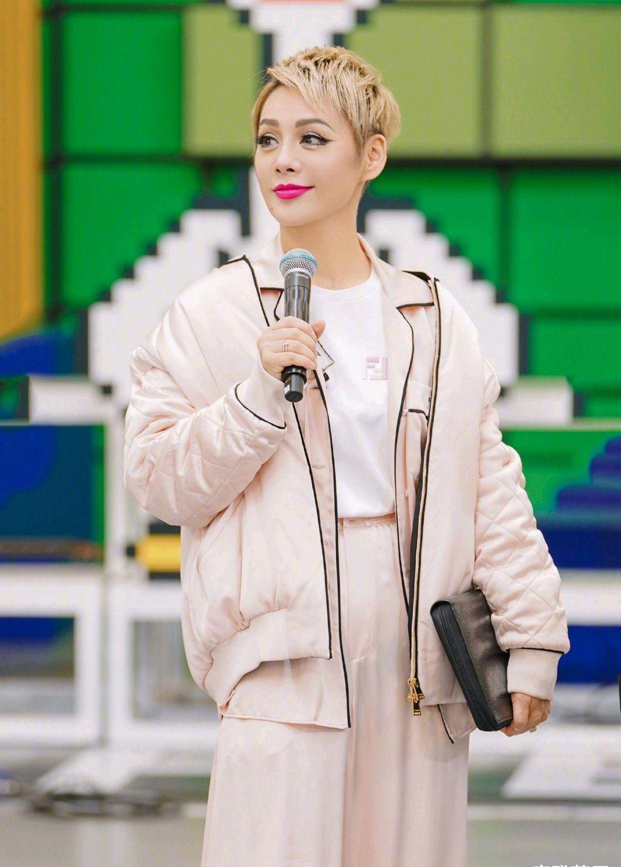 宁静的衣品真好,穿杏色套装好显美,看不出实际年龄_服装_个性_的作用