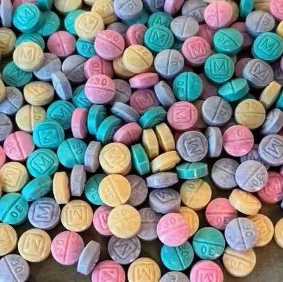 1颗致命!美国警方警告:这种五颜六色的“糖”千万别吃!_毒品_来自_药丸