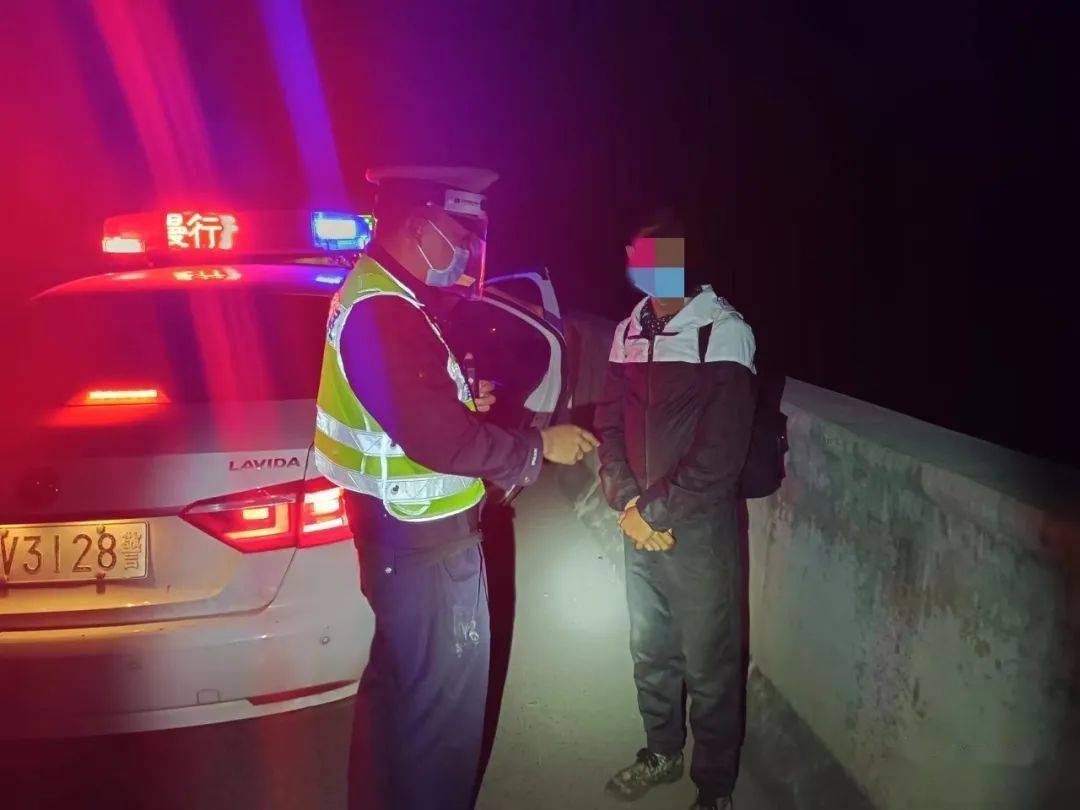 会泽一男子夜间高速拦车 交警暖心接力助归家_张某春_父亲_情况