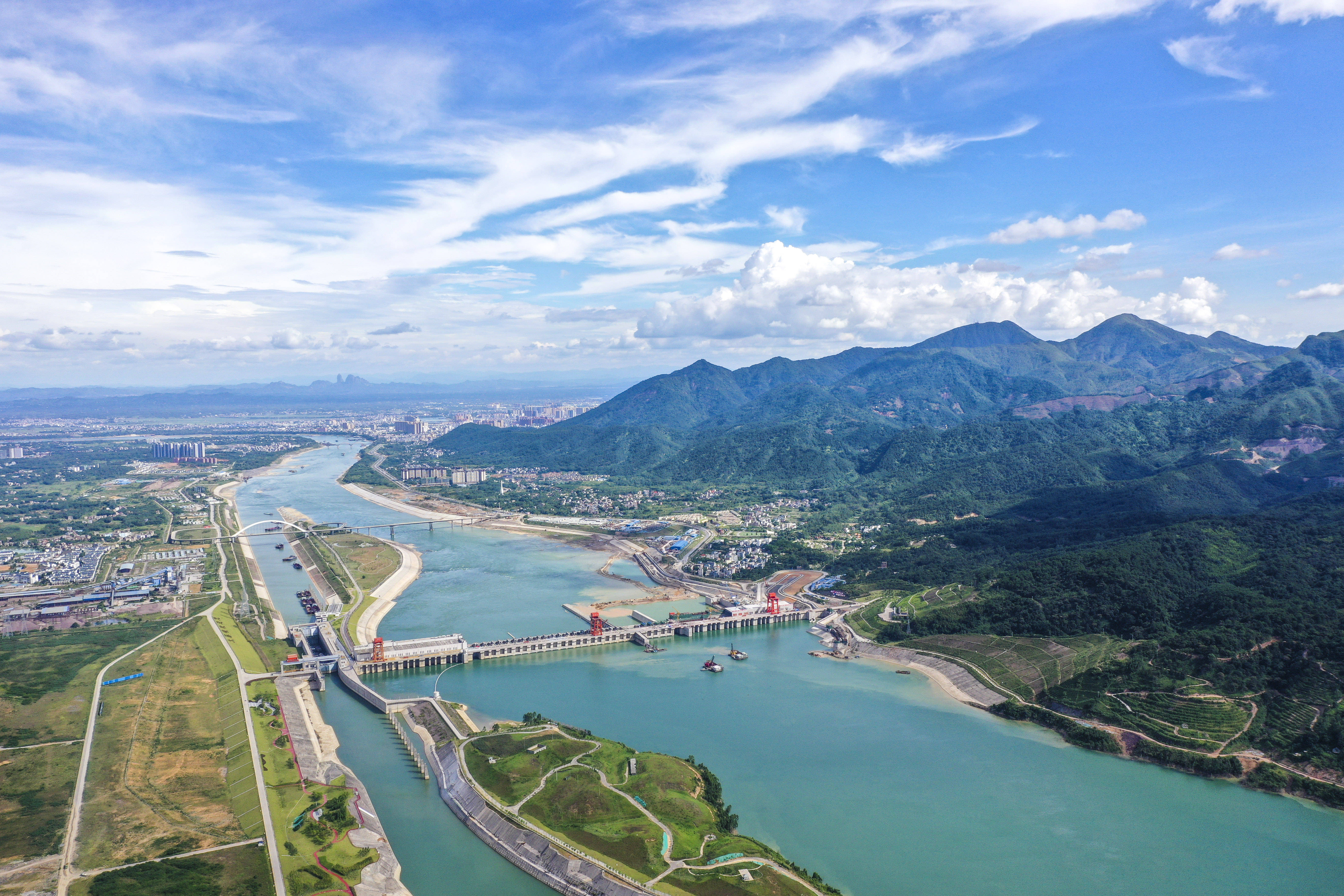 新华社记者 曹祎铭 摄这是建设中的广西大藤峡水利枢纽工程和已经投入