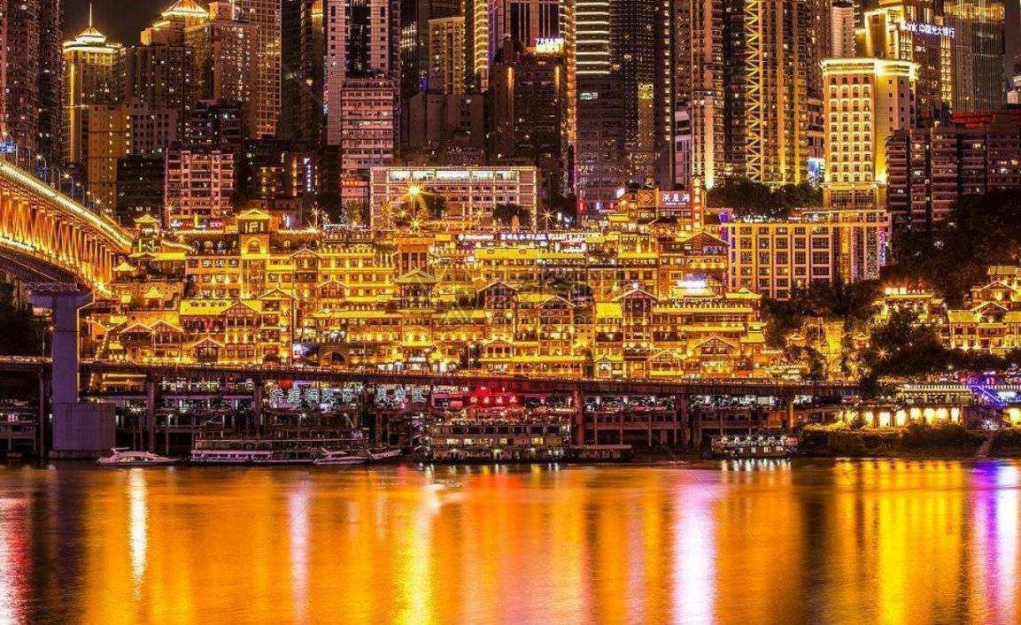 我国西部夜景第一城，唯美夜色堪比香港，网红景点遍布全城