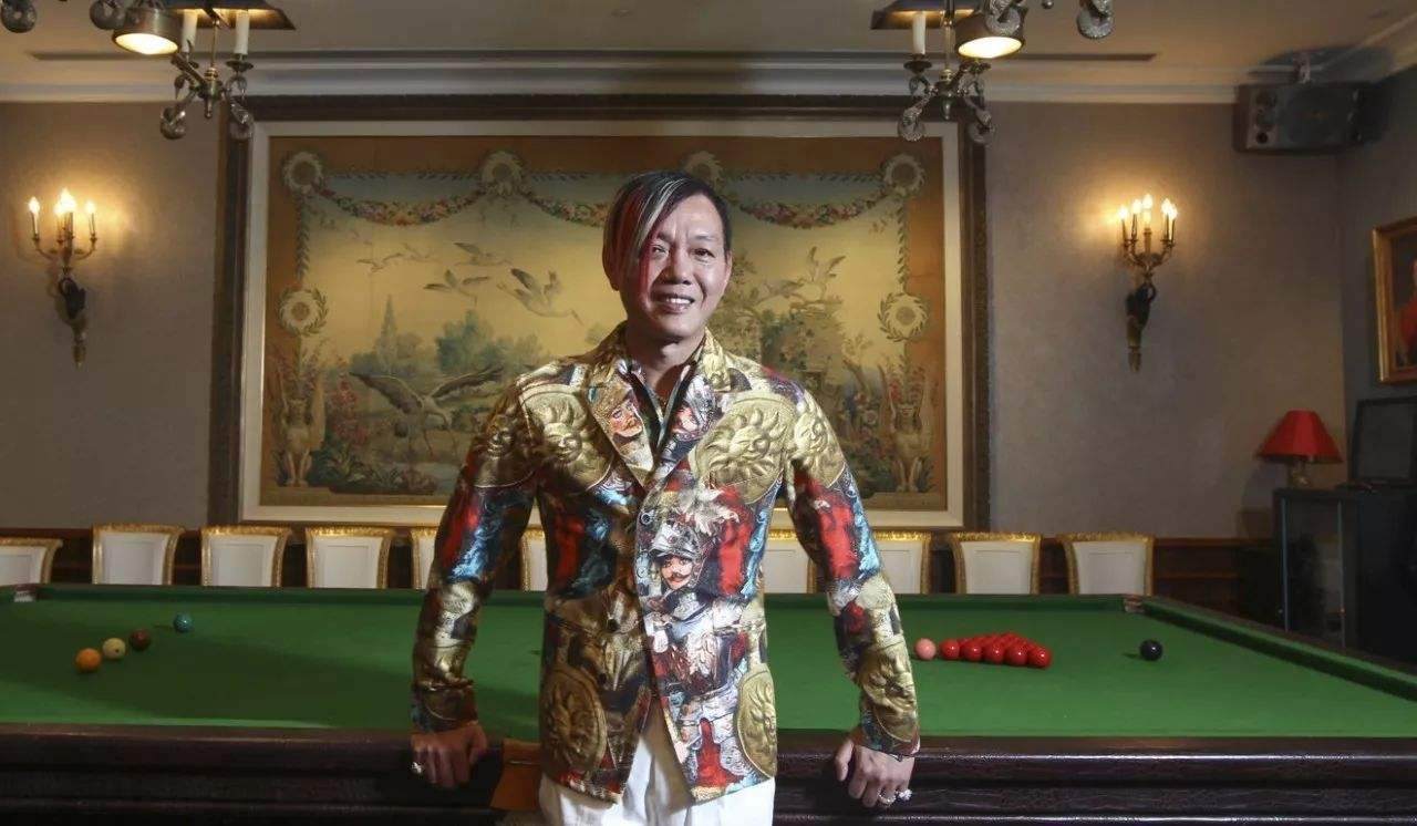 这一位"杀马特"就是洪永时,他是香港路易十三集团的老总,洪永时的主营