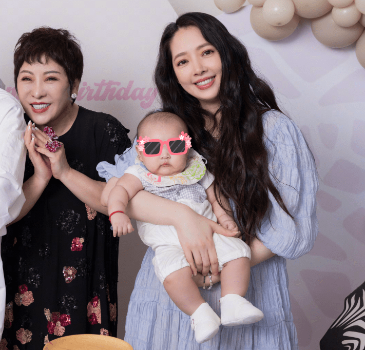 郭碧婷女儿2岁生日,向太首晒孙子正面照庆祝,全家只有向佐缺席_孙女