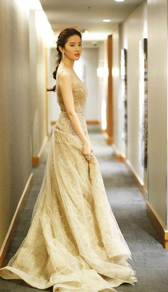 刘亦菲:出水芙蓉的她,美得让人着迷!_锁骨_天鹅_线条