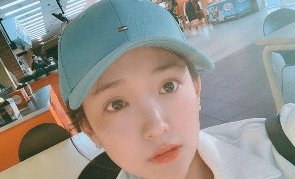 同学公开绿地门女主张雨婷在大学的素颜照:她就是我们学校的校花_八卦