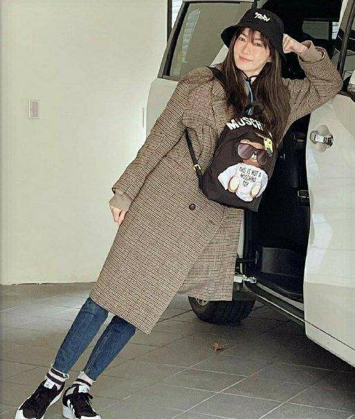 46岁台语天后谢金燕美丽有术,穿热裤大秀时尚电线腿,撩你没商量_黑色