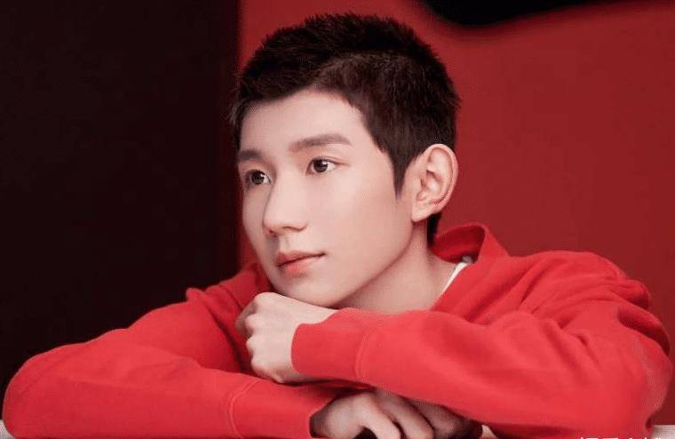 王俊凯寸头大片上热搜,tfboys寸头造型成对比,谁的颜值驾驭住了?