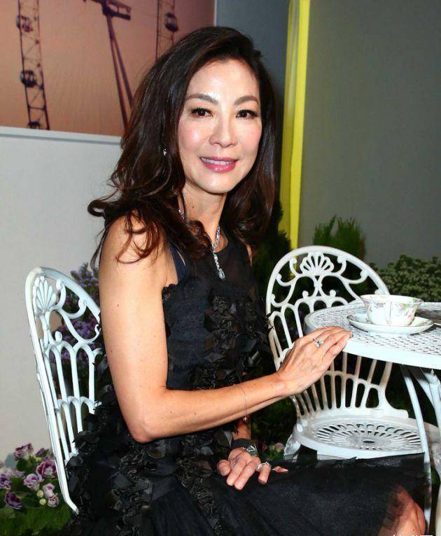 《赌圣》,很多人都知道这部戏的导演是刘镇伟,其实元奎也是导演之一,2