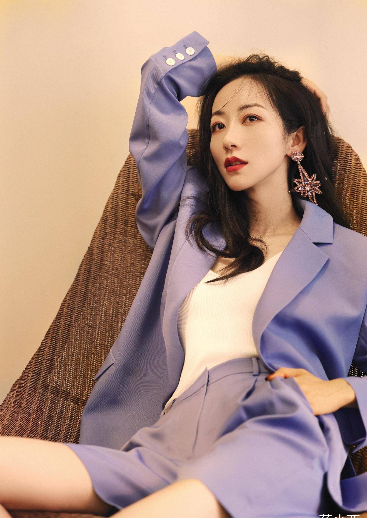 韩雪才是"豆腐腿"的代表,穿t恤配短裤走机场,38岁还这么美_黑色_西装