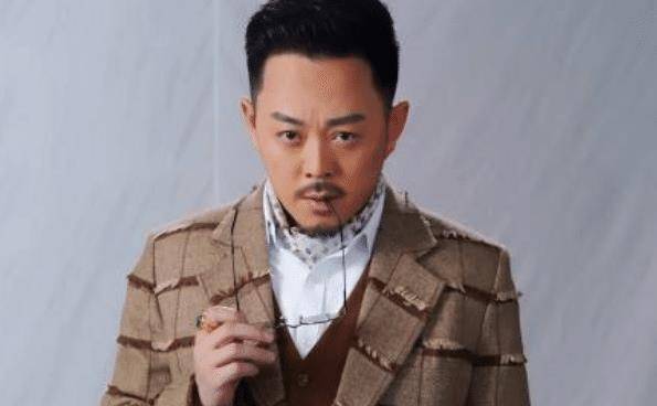 本科毕业的闫霖飞,颜值曾经遭到质疑,却稳扎稳打的坚持梦想_明星_作品