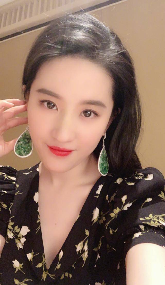 刘亦菲丸子头配蛋糕裙造型绝美,生图瘦出新高度,排骨胸抢镜_身材_镜头