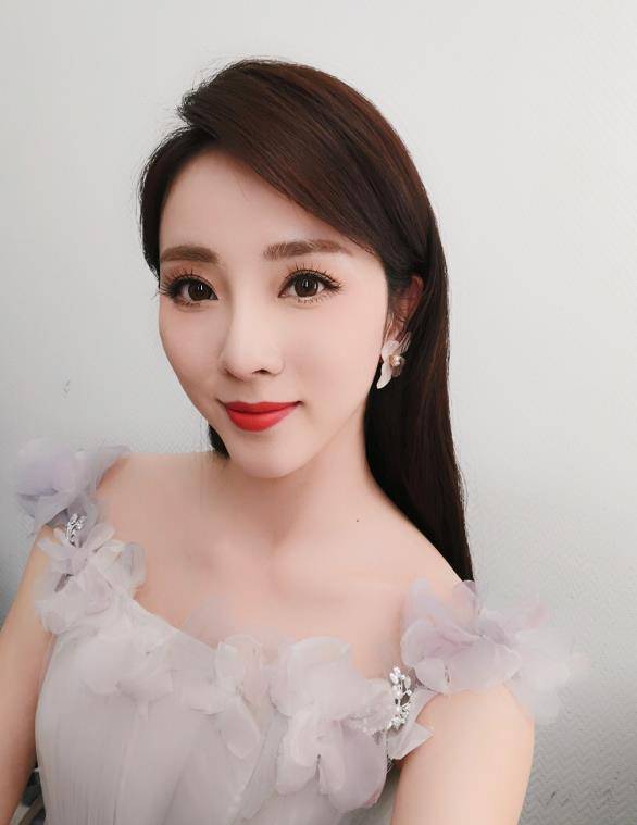 可以和李思思学习,结合红唇的妆容很有气场,卷翘的睫毛也能够彰显出