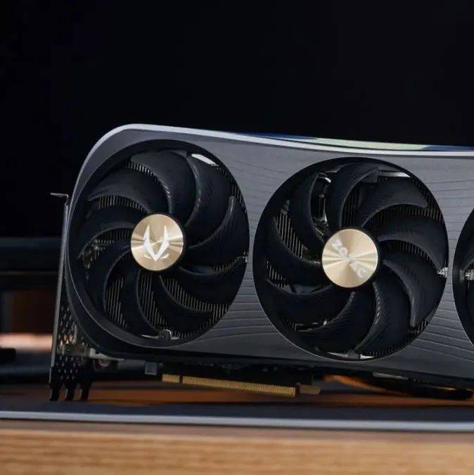 索泰RTX 4090 AMP EXTREME AIRO显卡图赏:三把11cm风扇,散热性能强悍_GeForce_设计_接口