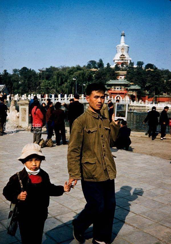 你没见过的50年代北京彩色照片温暖阳光下人们享受生活_男子_颐和园