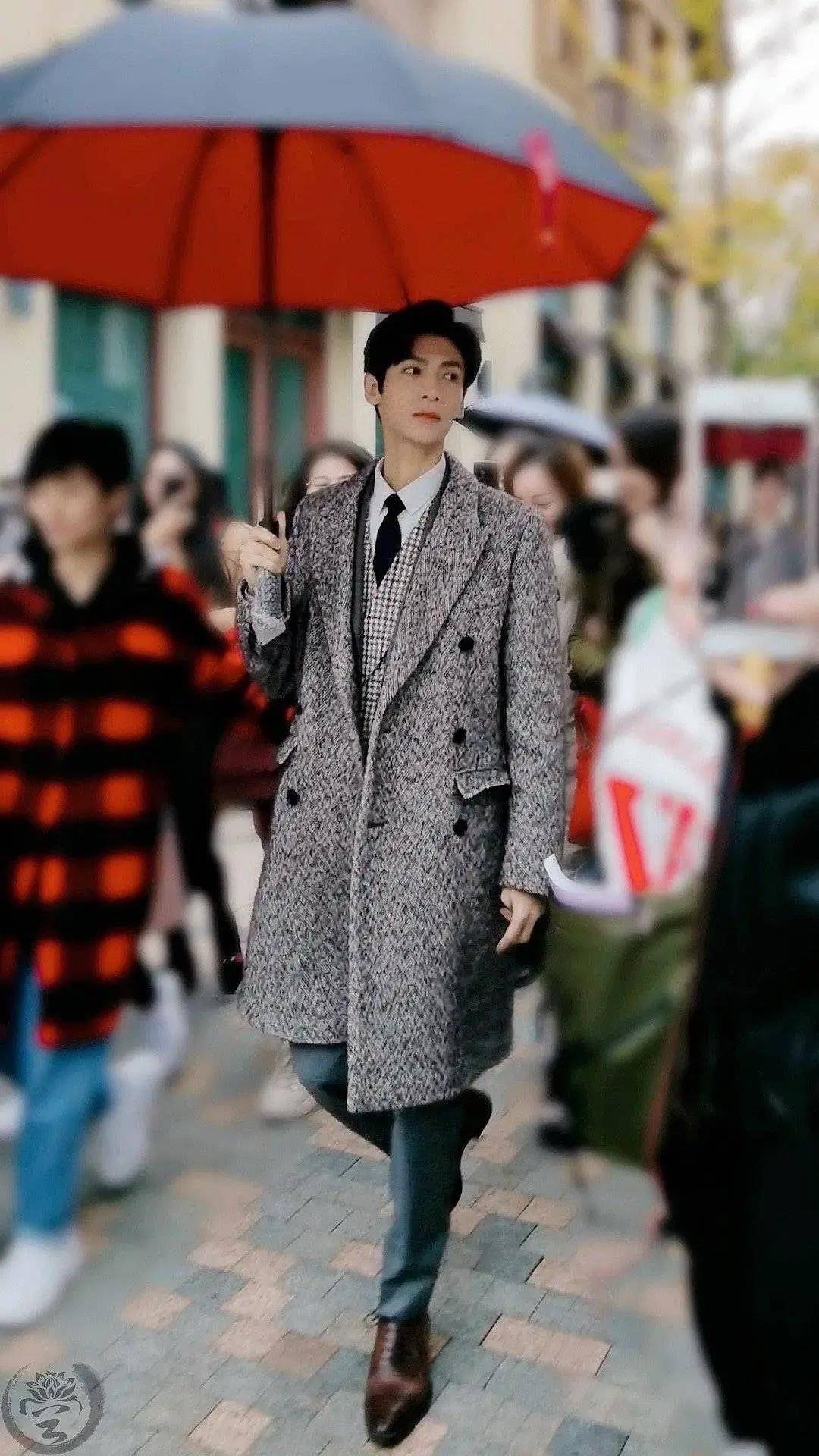 罗云熙路透生图,是少见的浓颜少年感,侧颜杀撞脸颜霸严屹宽_帅哥_感觉