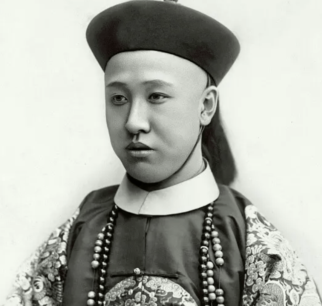 1945年日本战败,溥仪复清梦破裂,其妹金韫颖四处逃亡_生活_带着_孩子