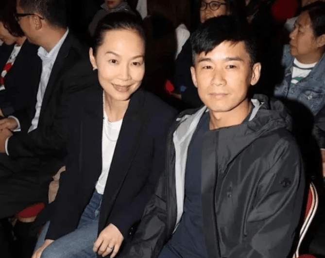 不过与音乐人林海峰结婚后,彭羚便逐渐减少演出机会,小女儿出生后,便