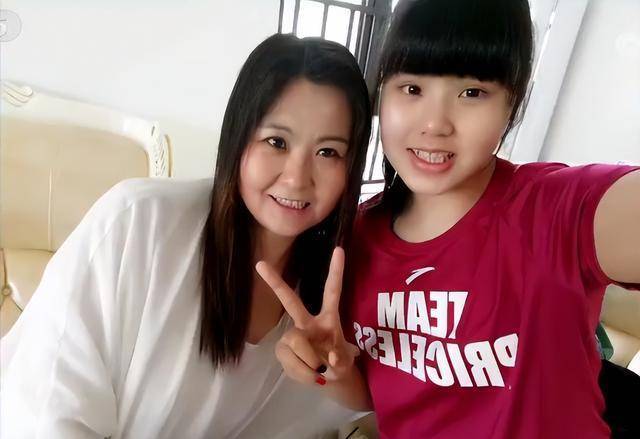 小学五年级女生身高1米8,父母身高却很普通,网友:健康最重要_孩子