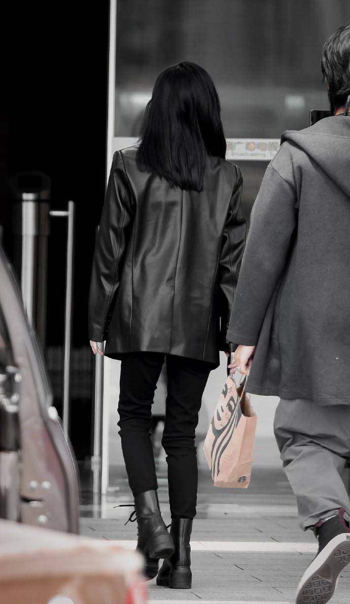 景甜街拍真酷,身穿皮衣脚踩马丁靴,不愧是"女王大人"_黑色_潮流_显得