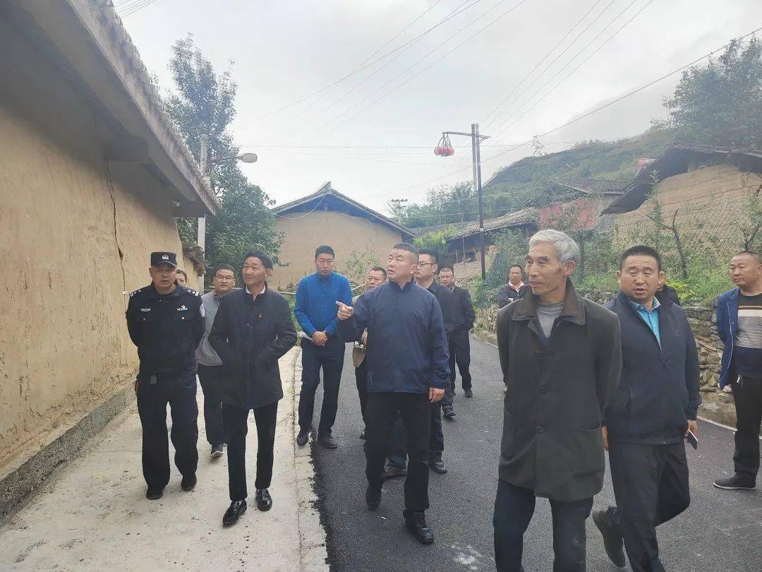 在保华乡灵保村,三合村,李为仁实地查看了地质灾