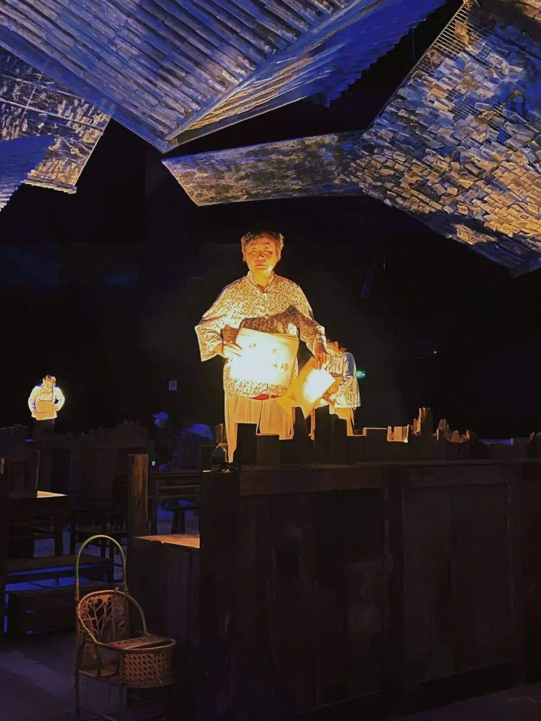 由王潮歌导演的《只有峨眉山》戏剧幻城实现了现代化室内剧场与周边