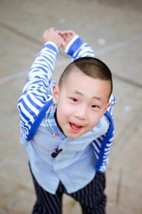 长得不精致却讨人喜欢星二代,饺子靠有趣的灵魂,jasper是小绅士_长相