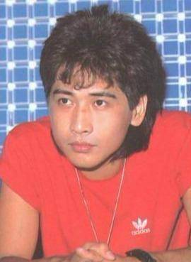 曾被骂"私生子"18年,方伟跪地求父亲齐秦:给我一个完整的家_方美芳