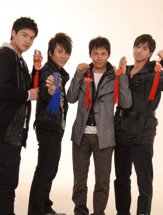 浓眉大眼外型很是抢眼,当时许孟哲随着5566组合走全方位发展,唱歌