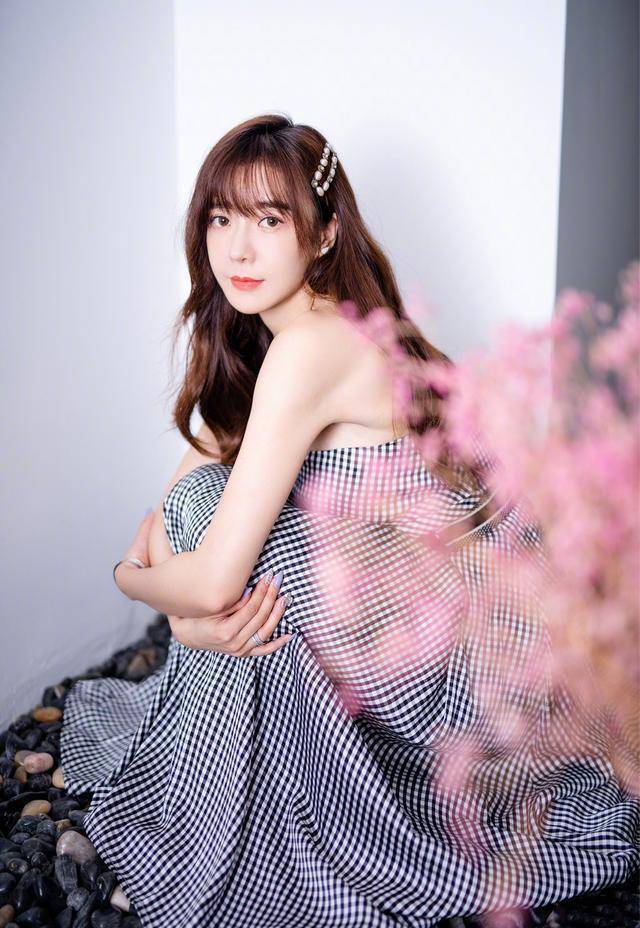 周韦彤不愧是宅男女神,针织衫配牛仔裤曲线撩人,身材太饱满_时尚_上身