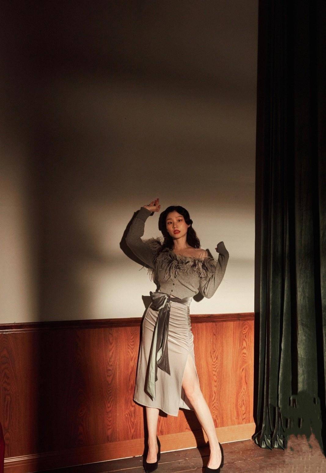 "表情包女孩"金靖,穿吊带裙拍时尚刊,马甲线大长腿一样都不少_风格