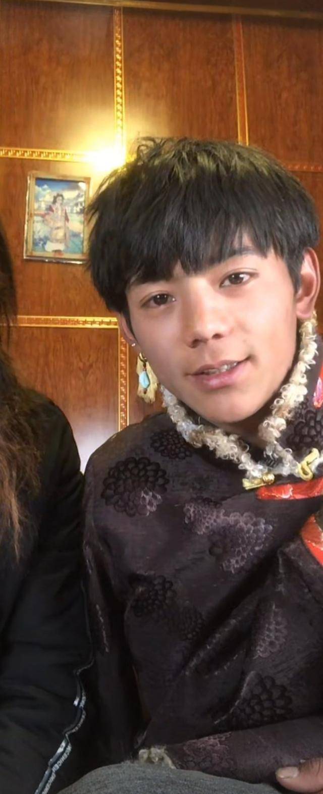 丁真帅气旧照流出,对镜头竖中指遭误解_时候_意思_事情