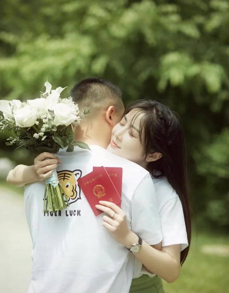 她小10岁的丈夫为她家开了一家酒店,正_周娇_老公_老婆