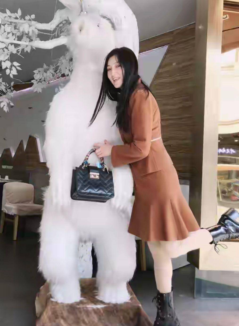 "最美杨贵妃"林芳兵奔六了也好美,穿丝绒装风韵犹存,优雅老去_身材