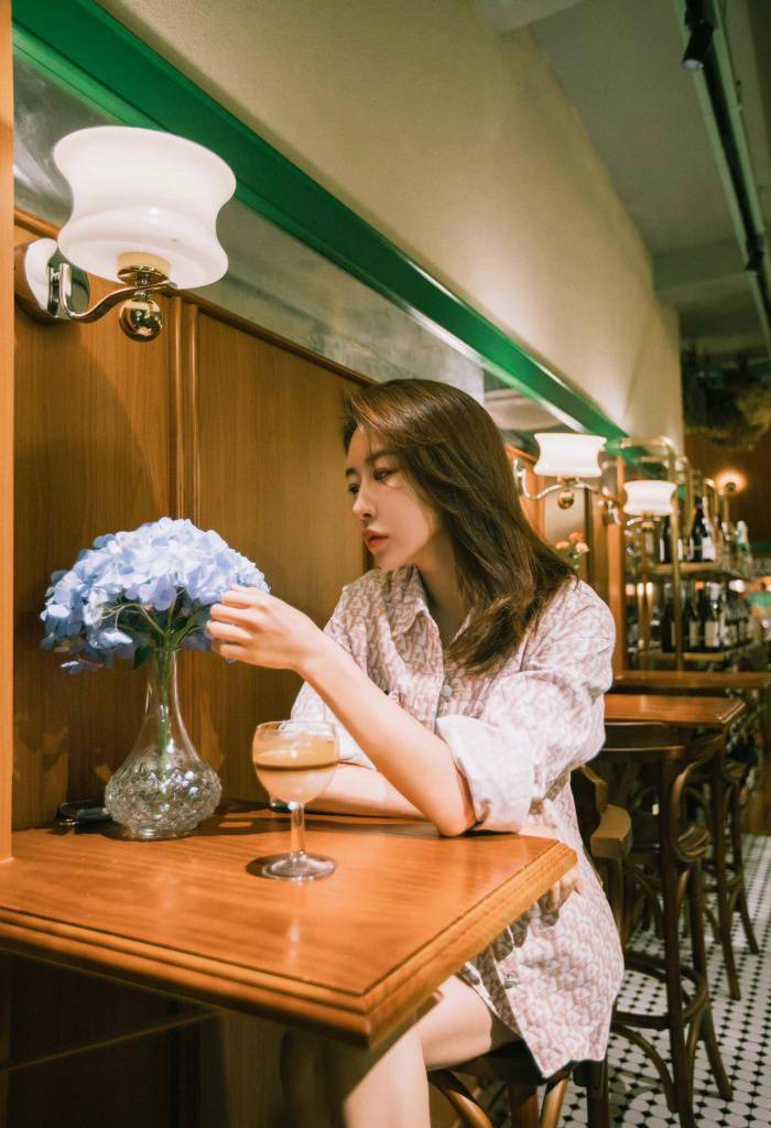 毛俊杰晒节日随拍 餐厅出镜玩转文艺胶片风_写真_风格_餐厅